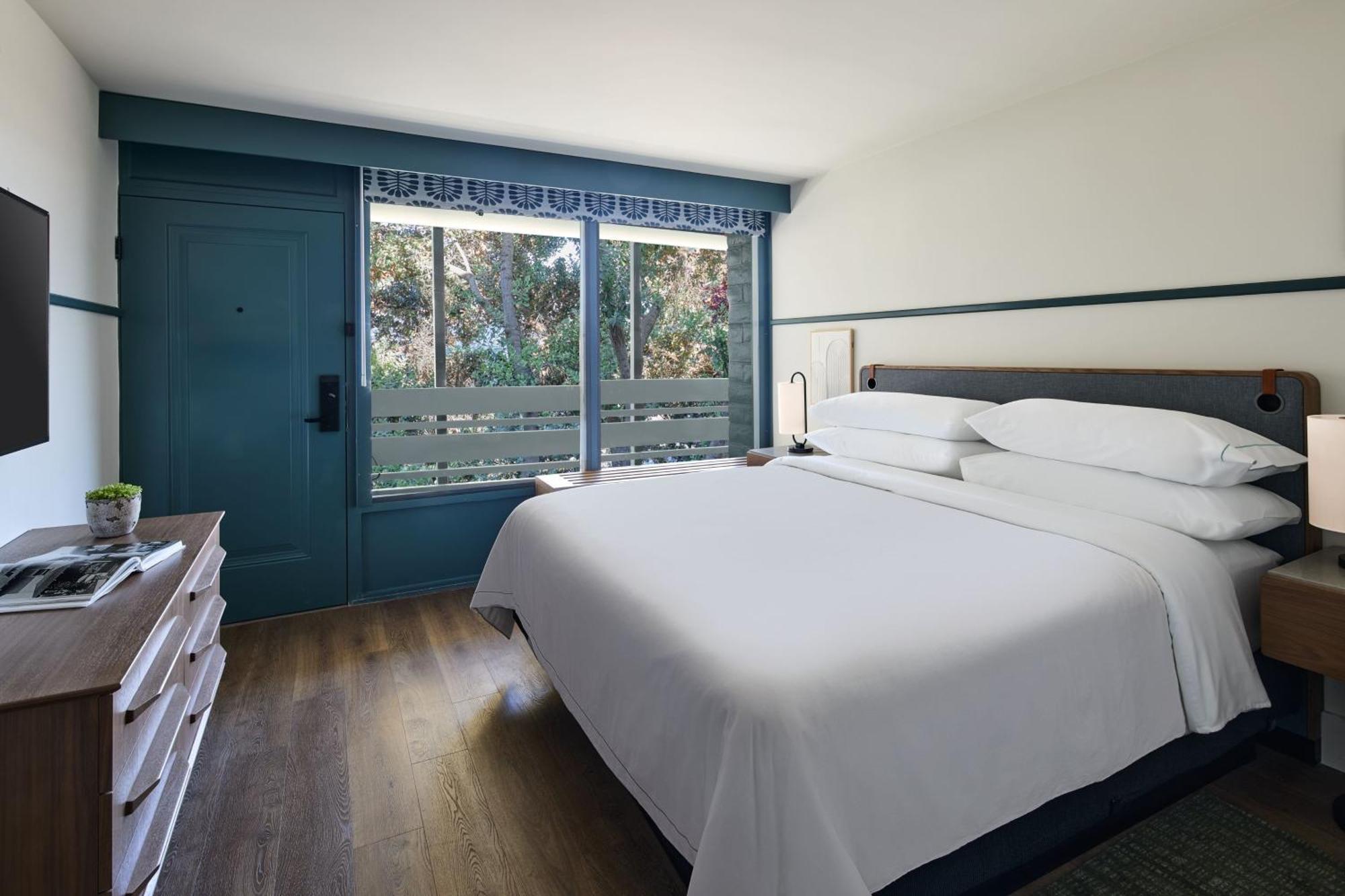 Zimmer mit Kingsize-Bett und Gartenblick.
